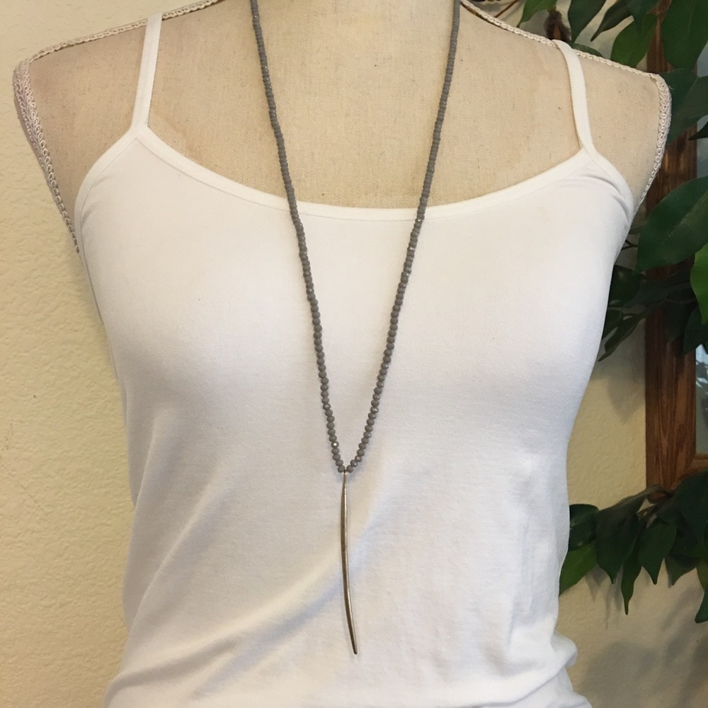 Canvas sparkle bead with gold tone claw necklace